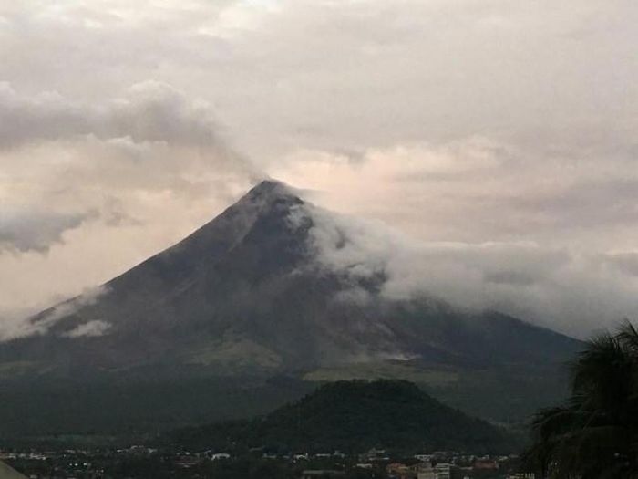 Philippines nâng cảnh báo núi lửa Mayon lên mức 'khó kiểm soát'