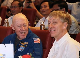 Cựu phi hành gia NASA giao lưu với hơn 1.100 học sinh, sinh viên Ông Michael A. Baker và TS Josef Schmid tại Tuần lễ NASA Việt Nam - Bình Định năm 2023.