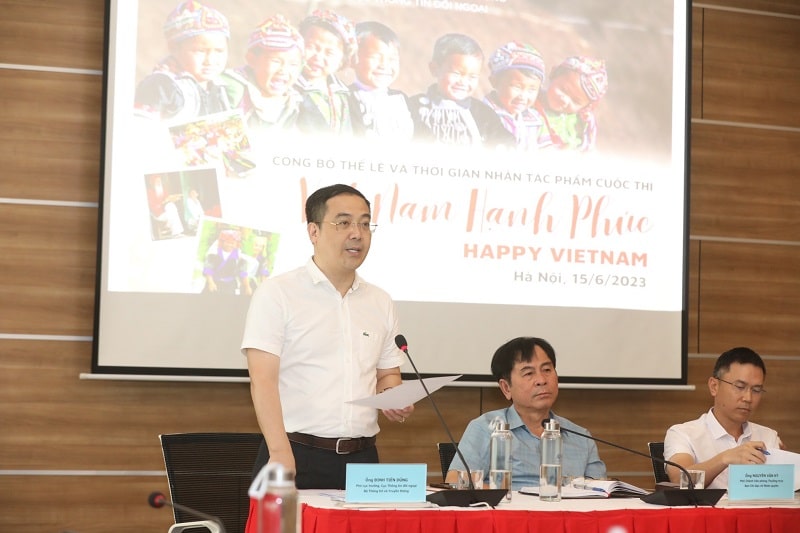 Phó Cục trưởng Cục Cục Thông tin đối ngoại Đinh Tiến Dũng thông tin về cuộc thi.