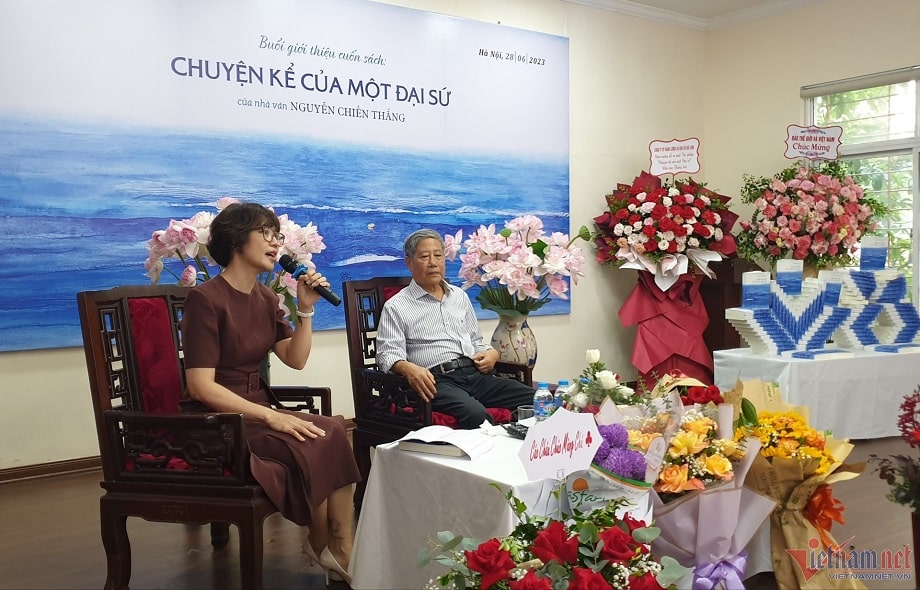 Tac gia Nguyen Chien Thang va nha van Do Bich Thuy giao luu tai buoi ra mat sach min - 'Chuyện kể của một đại sứ'