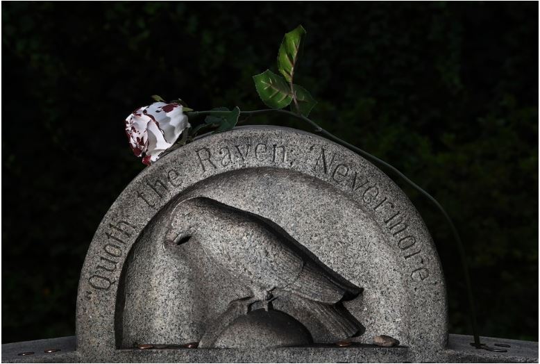 Tấm bia tại khu mộ ban đầu của Edgar Allan Poe. Thi thể của Poe đã được chuyển đến một địa điểm khác ở lối vào nghĩa trang.