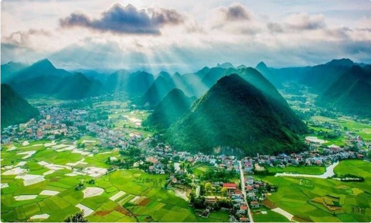 Về mặt hành chính, Tây Bắc hiện nay gồm có 6 tỉnh là Lào Cai, Lai Châu, Yên Bái, Điện Biên, Sơn La, Hòa Bình. 