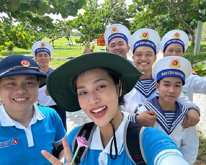 Thiên Ân chụp hình với các chiến sỹ ở Trường Sa. 