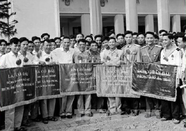 Thủ tướng Phạm Văn Đồng cùng 5 đơn vị (Đại Phong, Bá Nhất, Duyên Hải, Bắc Lý, Thành Công) đạt danh hiệu Lá cờ đầu trong phong trào thi đua tại Đại hội thi đua lần thứ III (1962). 