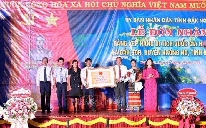 Trao bằng xếp hạng Di tích quốc gia Hang C6-1, công viên địa chất Đắk Nông. 
