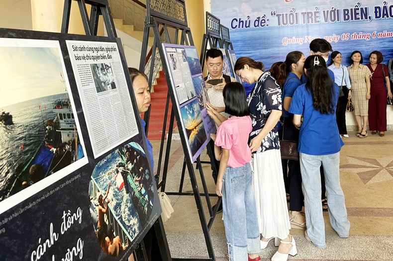 Triển lãm tư liệu, hình ảnh và tuyên truyền “Tuổi trẻ với biển đảo quê hương” diễn ra từ ngày 5-10/6 tại Trung tâm Văn hóa tỉnh Quảng Nam.