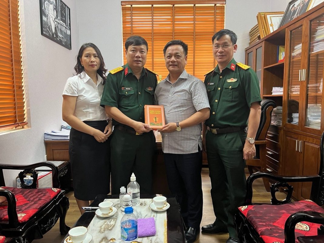 Quân vương xuống tóc - Truyện lịch sử Phùng Văn Khai Quân vương xuống tóc - Truyện lịch sử Phùng Văn Khai
