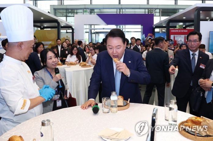 Tổng thống Hàn Quốc hào hứng ăn thử 'bánh mì kim chi' tại Việt Nam