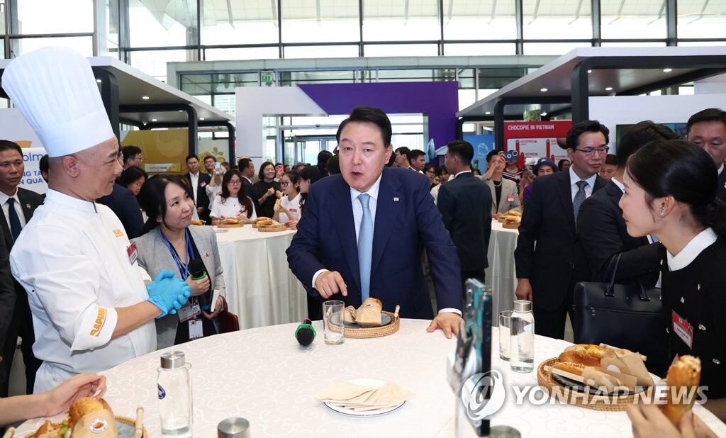 an banh mi2 - Tổng thống Hàn Quốc hào hứng ăn thử 'bánh mì kim chi' tại Việt Nam