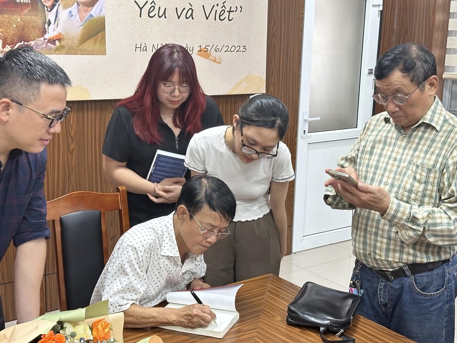 Trước đó, ông đã có buổi giao lưu ký tặng sách cho sinh viên báo chí. 