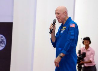 Cựu phi hành gia NASA giao lưu với giới trẻ Hậu Giang Cựu phi hành gia NASA giao lưu với giới trẻ Hậu Giang