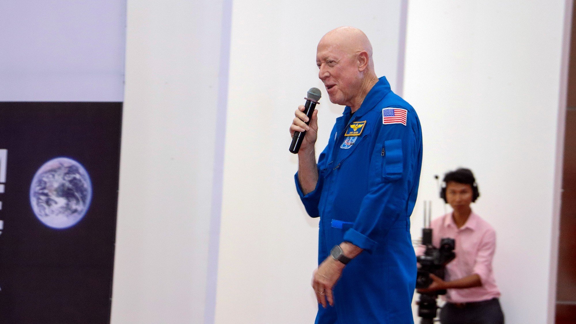 cuu phi hanh gia Michael A Baker min - Cựu phi hành gia NASA giao lưu với giới trẻ Hậu Giang