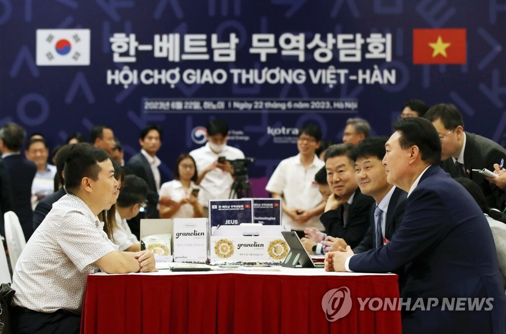 hoi cho - Tổng thống Hàn Quốc hào hứng ăn thử 'bánh mì kim chi' tại Việt Nam