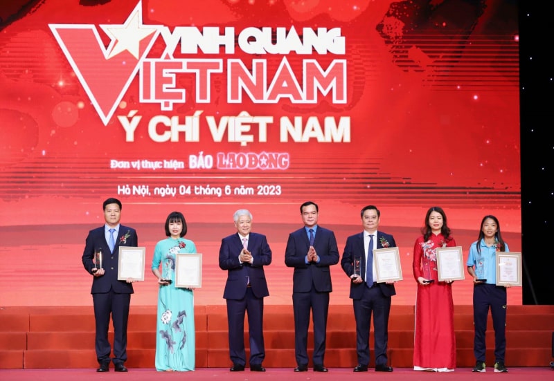 Bí thư Trung ương Đảng, Chủ tịch Ủy ban Trung ương Mặt trận Tổ quốc Việt Nam Đỗ Văn Chiến và Ủy viên Trung ương Đảng, Chủ tịch Tổng Liên đoàn Lao động Việt Nam Nguyễn Đình Khang vinh danh các tập thể