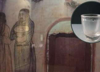 Tìm thấy cái chén kỳ lạ 'xuyên không' trong mộ cổ 1.000 năm