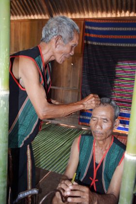 Thầy c&uacute;ng l&agrave;m nghi thức mong cho người được mừng thọ c&oacute; sức khỏe, sống l&acirc;u c&ugrave;ng con ch&aacute;u.
