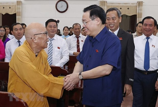 Chủ tịch Quốc hội Vương Đ&igrave;nh Huệ với đại biểu.