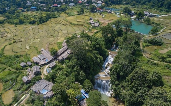 Nằm tr&ecirc;n địa b&agrave;n x&atilde; Tự Do, huyện Lạc Sơn (tỉnh H&ograve;a B&igrave;nh), Th&aacute;c Mu l&agrave; một trong những th&aacute;c nước c&ograve;n giữ được vẻ đẹp tự nhi&ecirc;n nguy&ecirc;n sơ.