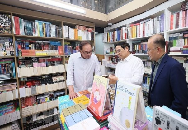 1 min 58 604x420 - Thủ tướng Việt Nam và Malaysia cùng thăm phố sách, thưởng thức càphê