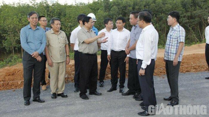 Thủ tướng Chính phủ Phạm Minh Chính và Bộ trưởng GTVT Nguyễn Văn Thắng cùng đoàn công tác thị sát dự án cao tốc Vạn Ninh - Cam Lộ
