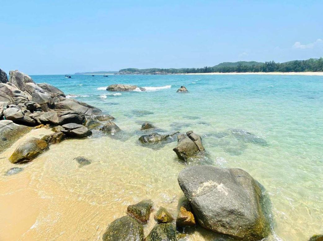 Biển Châu Me thuộc xã Phổ Châu, huyên Đức Phổ, cách trung tâm thành phố Quảng Ngãi khoảng 68km về phía Nam.