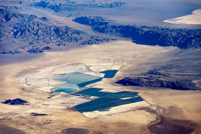 Mỏ Lithium Silver Peak ở Thung lũng Clayton, bang Nevada nhìn từ trên cao. 