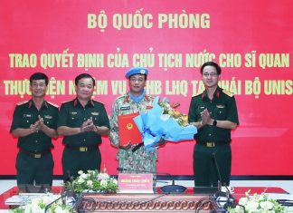 Trao quyết định cho sỹ quan làm nhiệm vụ gìn giữ hòa bình tại Abyei