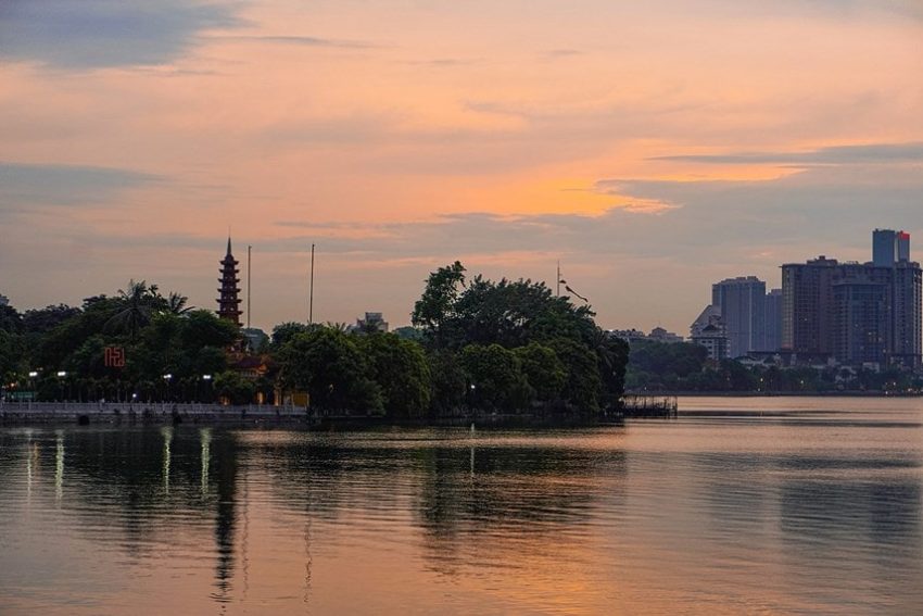 Chùa Trấn Quốc uy nghiêm giữa lòng hồ.