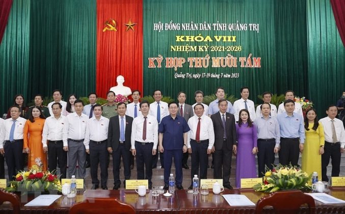 Chủ tịch Quốc hội Vương Đ&igrave;nh Huệ chụp ảnh lưu niệm với đại biểu.