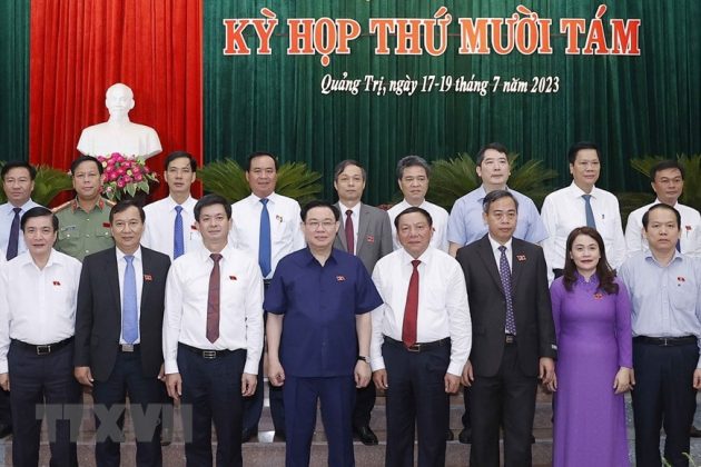 Chủ tịch Quốc hội Vương Đ&igrave;nh Huệ chụp ảnh lưu niệm với đại biểu.
