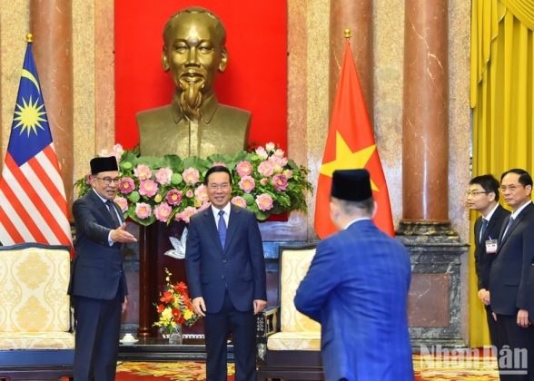Thủ tướng Malaysia Anwar Ibrahim giới thiệu c&aacute;c th&agrave;nh vi&ecirc;n trong đo&agrave;n với Chủ tịch nước V&otilde; Văn Thưởng.