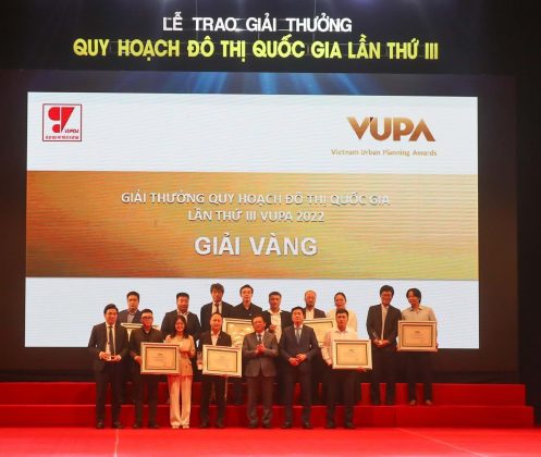 Trao c&aacute;c giải V&agrave;ng, Bạc, Đồng cho c&aacute;c đơn vị đoạt giải.