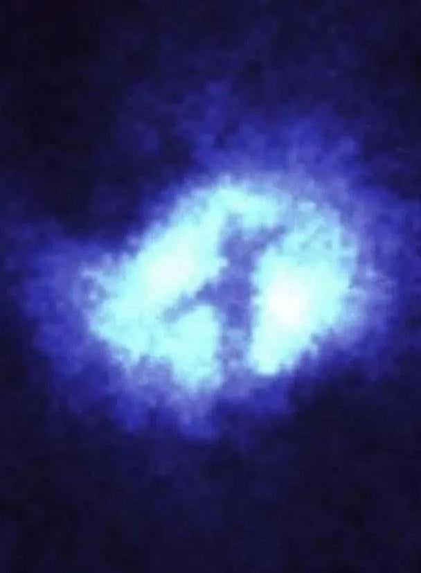 Bức ảnh được chụp bởi Kính viễn vọng Không gian Hubble của NASA, cho thấy một cấu trúc hình chữ thập trong không gian sâu thẳm trông giống như một cây thánh giá. Theo hubblesite.org, nơi công bố hình ảnh đầu tiên, hình chữ thập là do “sự hấp thụ của bụi và đánh dấu vị trí chính xác của một lỗ đen” hình thành.