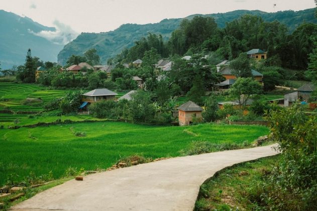 Đ&igrave;nh Minh chia sẻ: "Đ&acirc;y l&agrave; lần thứ 2 m&igrave;nh đến Y T&yacute;. So với lần tham quan v&agrave;o năm 2020 th&igrave; Y T&yacute; thay đổi kh&aacute; nhiều. M&igrave;nh thấy c&oacute; nhiều homestay v&agrave; c&aacute;c loại dịch vụ hơn."