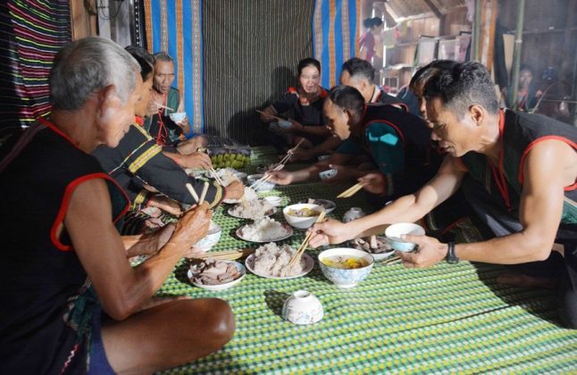 Bữa cơm th&acirc;n mật mừng thọ cho cha mẹ.