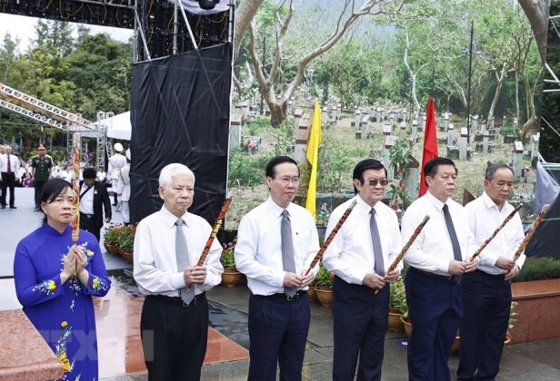 2 min 44 616x420 - Chủ tịch nước dâng hương tưởng niệm các anh hùng liệt sỹ tại Côn Đảo