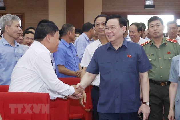 Chủ tịch Quốc hội Vương Đ&igrave;nh Huệ với cử tri huyện Vĩnh Bảo.