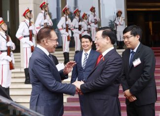 Chủ tịch Quốc hội Vương Đình Huệ hội kiến Thủ tướng Malaysia