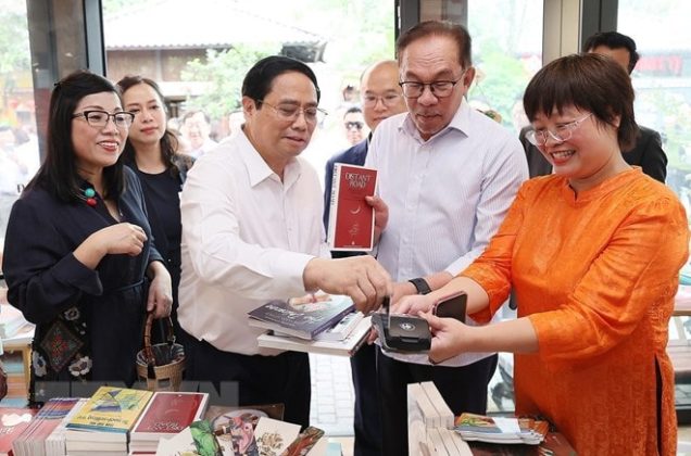 2 min 57 636x420 - Thủ tướng Việt Nam và Malaysia cùng thăm phố sách, thưởng thức càphê