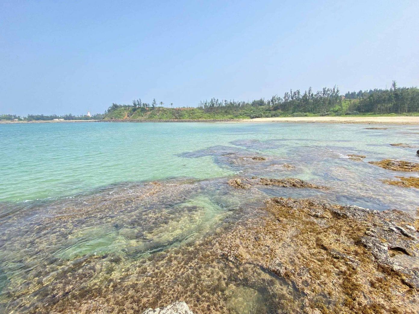 bãi biển Nước Nhĩ thuộc xã Bình Trị, huyện Bình Sơn. Biển Nước Nhĩ sở hữu bãi cát trắng, nước trong xanh có chiều dài khoảng 200m.