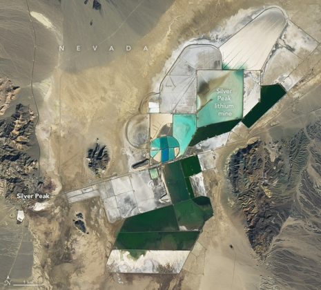 Ảnh vệ tinh chụp ng&agrave;y 2/1/2023 của NASA chụp mỏ Silver Peak ở bang Nevada, Mỹ. Nguồn: NASA