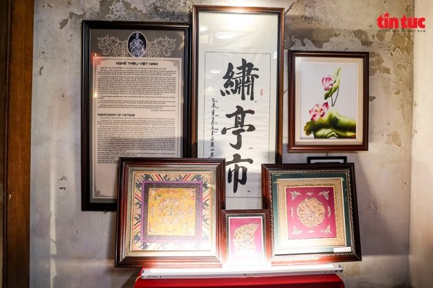 Đ&igrave;nh T&uacute; Thị ở số 2A phố Y&ecirc;n Th&aacute;i, phường H&agrave;ng Gai, xưa kia l&agrave; đất th&ocirc;n Y&ecirc;n Th&aacute;i, tổng Tiền T&uacute;c (sau đổi l&agrave; tổng Thuận Mỹ, huyện Thọ Xương, phủ Ho&agrave;i Đức).
