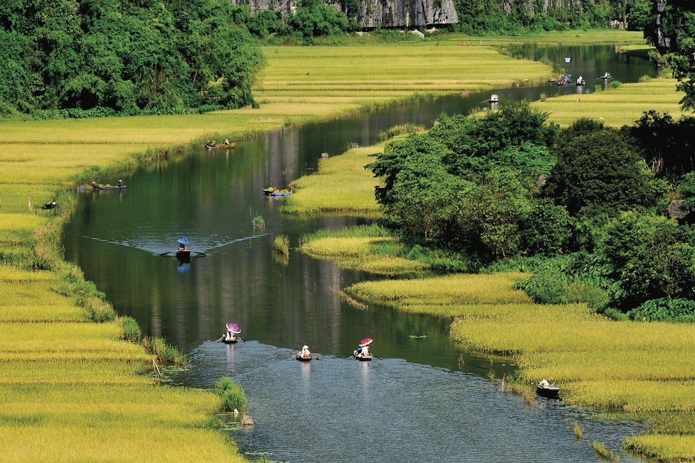 Ninh Bình là tỉnh có đường bờ biển ngắn nhất Việt Nam với 18km. Tỉnh này nằm ở điểm cuối cùng của phía Nam đồng bằng sông Hồng.