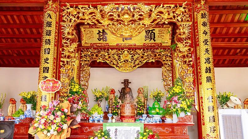 Tượng đại danh y trong gian thờ.