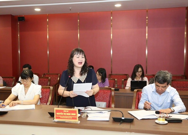 Chủ tịch Hội Khuyến học thành phố Hà Nội Nguyễn Thị Ngọc Minh phát biểu.