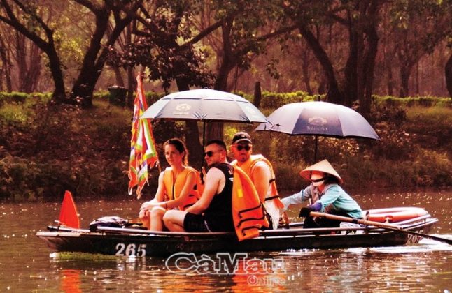 Kh&aacute;ch nước ngo&agrave;i trải nghiệm Khu Du lịch Tr&agrave;ng An.