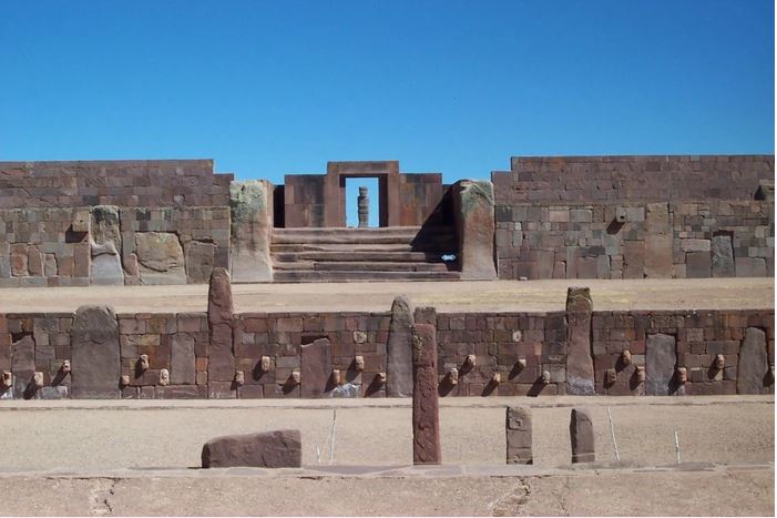Tại Puma Punku, bạn sẽ tìm thấy những viên đá lạ thường với những góc vuông hoàn hảo, nhẵn mịn.