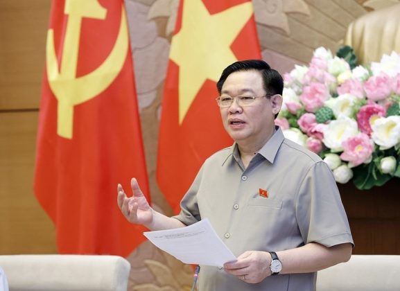 H&igrave;nh ảnh Chủ tịch Quốc hội Vương Đ&igrave;nh Huệ ph&aacute;t biểu.