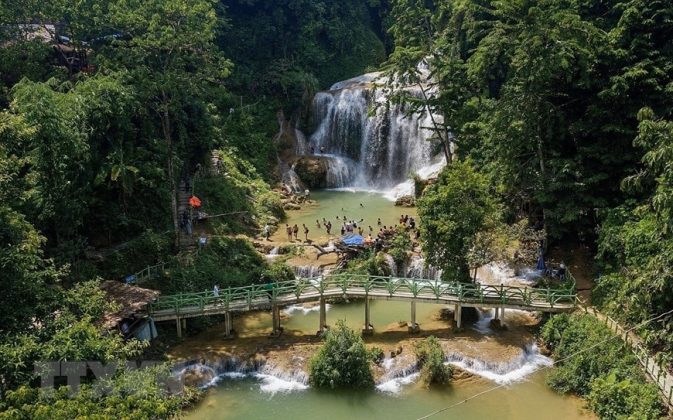 Th&aacute;c Mu nh&igrave;n từ tr&ecirc;n cao.