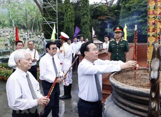 Chủ tịch nước dâng hương tưởng niệm các anh hùng liệt sỹ tại Côn Đảo